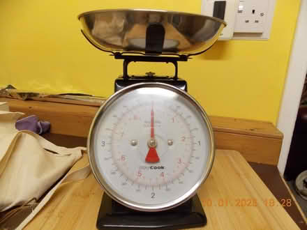 Photo of free kitchen scales (BL1) #1