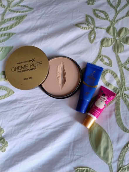 Photo of free Pressed powder/lip mask/lip gloss (Crookes S10) #1