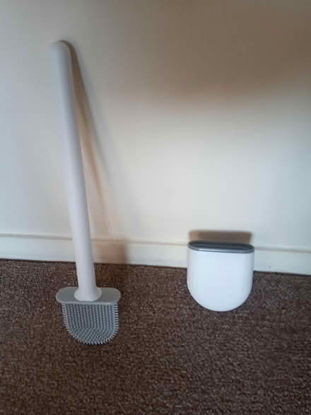 Photo of free White Toilet brush (SS0 Westcliff) #1