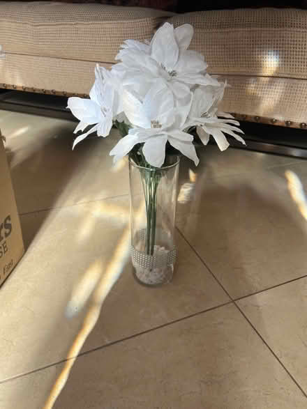 Photo of free vases with white decorative flower (Saratoga) #1