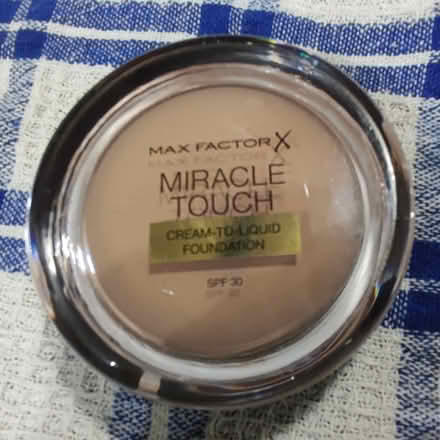 Photo of free Max Factor Miracle Touch Foundation (WA3) #1