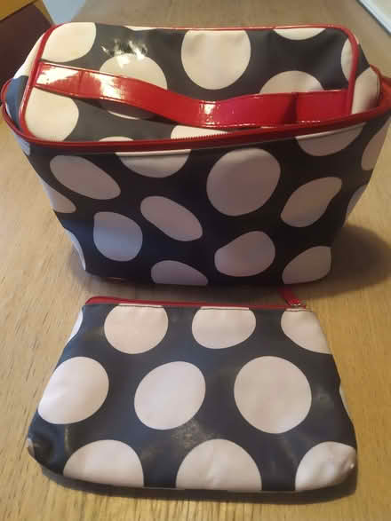 Photo of free Wash bag and makeup bag (Harrogate HG2) #1