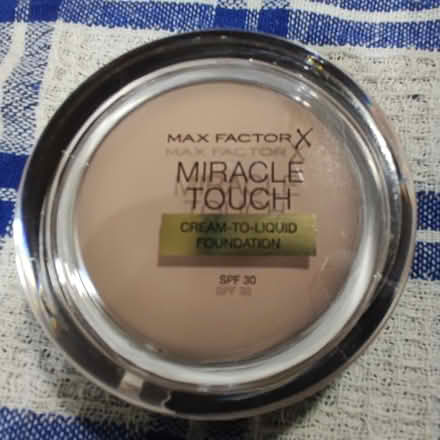 Photo of free Max Factor Miracle Touch Foundation (WA3) #2