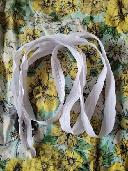 Photo of free Zipper, white (Cabbagetown / S St James Town) #2