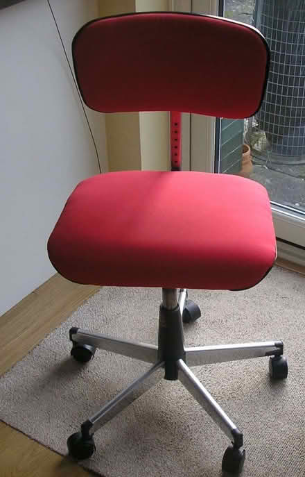 Photo of free Red office chair (Walton-on-Thames KT12) #2