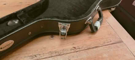 Photo of free Bass guitar hard case - Fender precision style (Surrenden BN1) #3