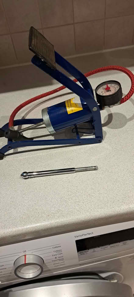 Photo of free Foot pump and tyre pressure gauge (Tickhill DN11) #1