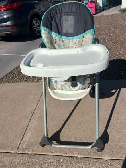 Photo of free High chair (91st ave and Peoria ave) #1