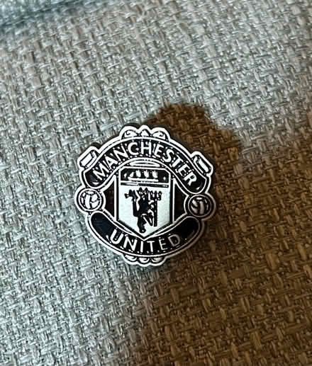 Photo of free Man Utd badge (L26) #1