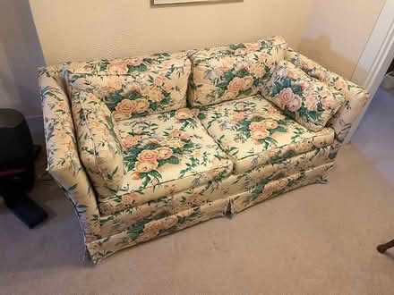 Photo of free Loveseat (Mt Lookout/Hyde Park) #1