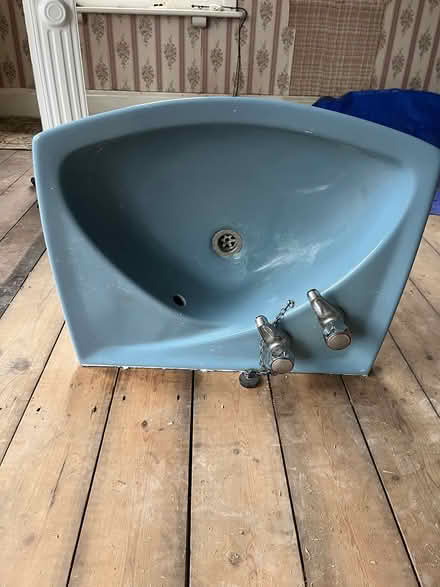 Photo of free Blue bathroom basin & pedestal (Bassingbourn SG8) #4