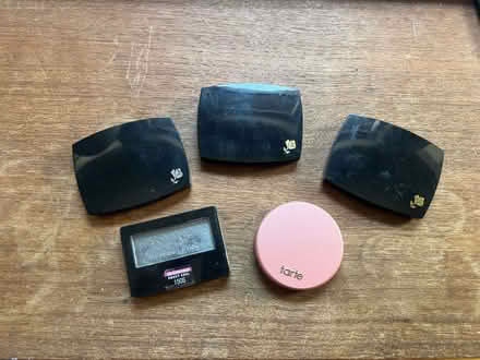 Photo of free Powder blush/eyeshadow (Spring Hill) #1