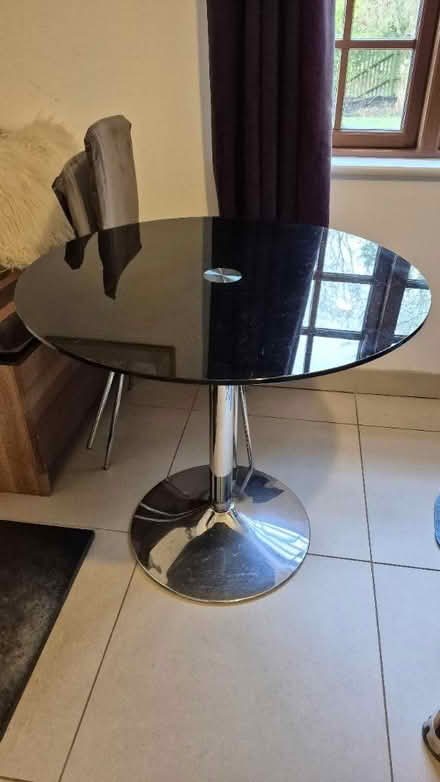 Photo of free Glass round dining table (Hare hatch RG10) #1