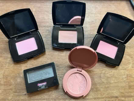 Photo of free Powder blush/eyeshadow (Spring Hill) #2