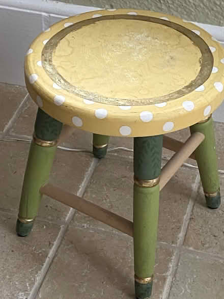 Photo of free Small stool (Nr Fresh Pond & Mt Auburn Cem.) #1