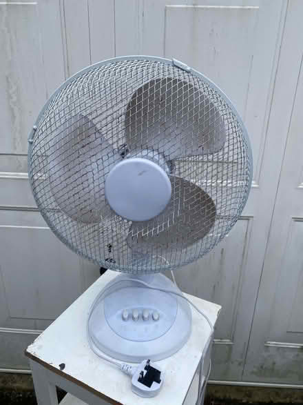 Photo of free Desktop / tabletop fan (Berryfield SN12) #1