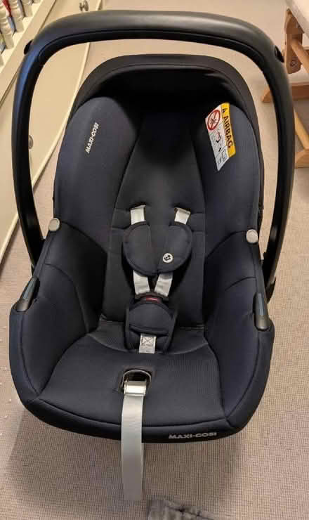 Photo of free MaxiCosi Cabriofix isize infant carrier car seat & base (Bromley North BR1) #1