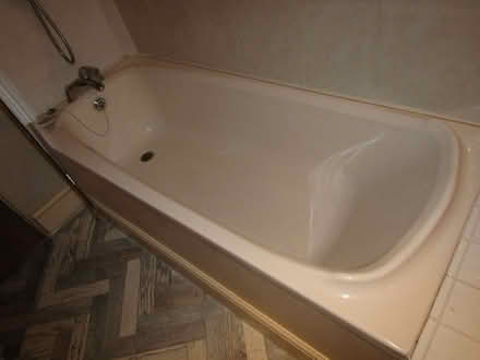 Photo of free bathroom suite (Briestfield WF12) #2