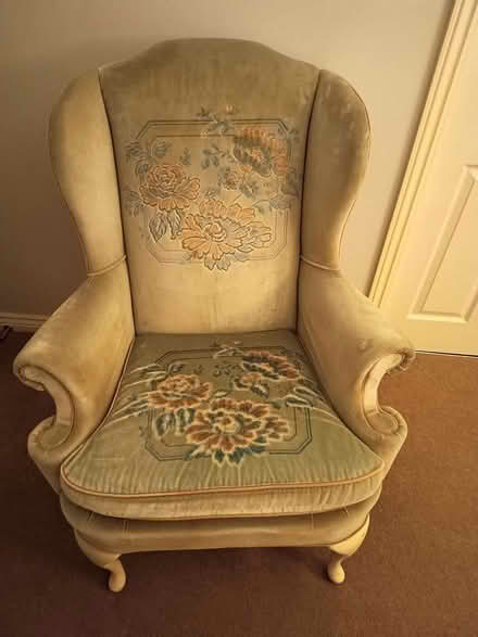 Photo of free Armchair needs reupholstering (LU7 Leighton Buzzard) #1