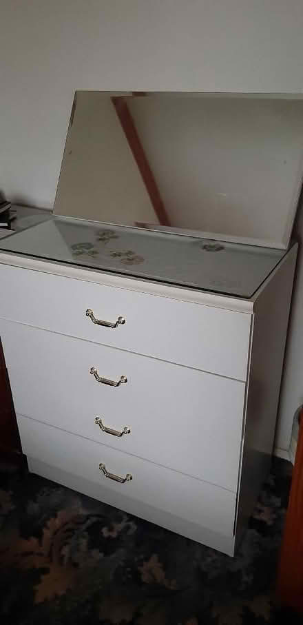 Photo of free White dressing table with 4 drawers and mirror (Hurstpierpoint BN6) #1