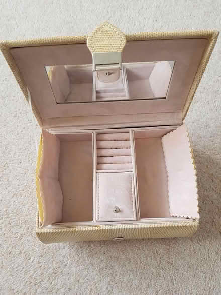Photo of free Make-up and jewellery case (Fairview GL52) #2