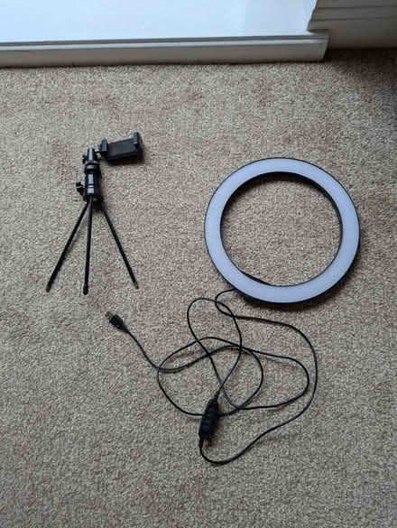 Photo of free LED light ring and tripod (BN1 5GH) #2