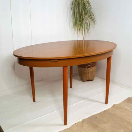 Photo of free Schreiber rosewood style oval extending dining table (World's End RH15) #1