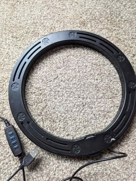 Photo of free LED light ring and tripod (BN1 5GH) #4