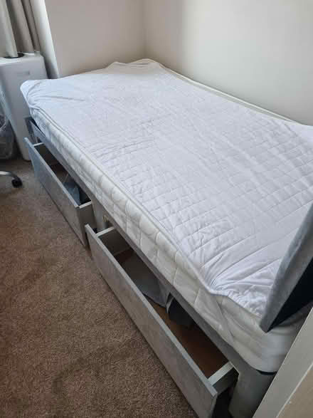 Photo of free Single divan with mattress (DE30RT) #1