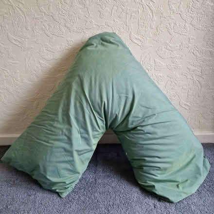 Photo of free V shape pillow (Trub OL11) #1