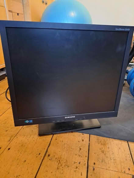 Photo of free Samsung monitor (Welwyn garden City AL8) #1