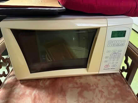 Photo of free Microwave (Whitby - Kendalwood/Dundas-ish) #1