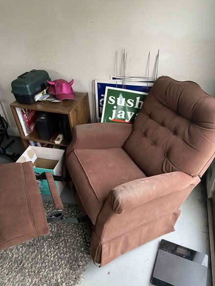 Photo of free comfortable recliner (Roseway/Cully) #2