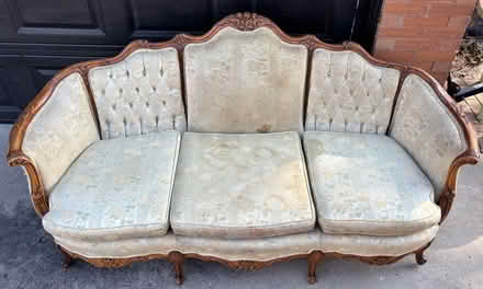 Photo of free Victorian couch to restore (Elgin) #1