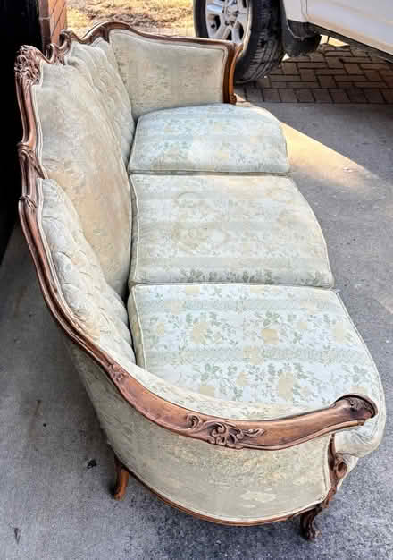 Photo of free Victorian couch to restore (Elgin) #2