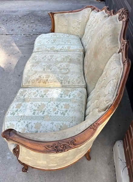 Photo of free Victorian couch to restore (Elgin) #3