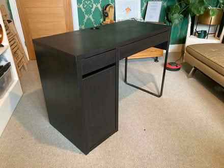 Photo of free Black desk (Berkhamsted HP4) #2