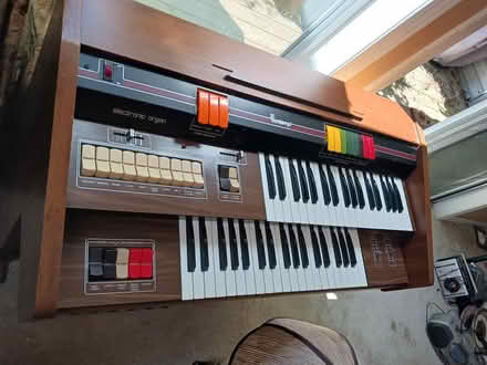 Photo of free Electric Organ (Parksville) #1