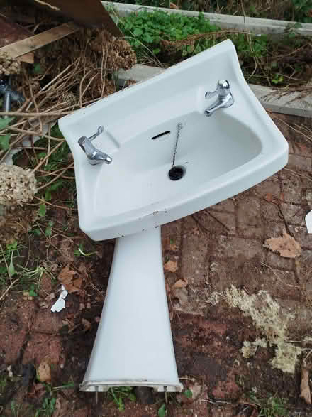 Photo of free Twyford ceramic basin in very good condition (Westborough GU2) #1