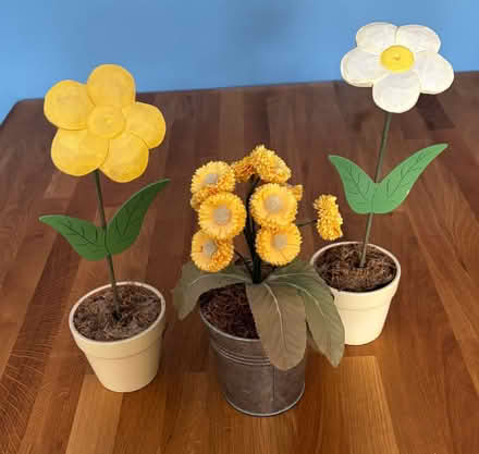 Photo of free Decorative artificial flowers in pots (Priestwood RG42) #1