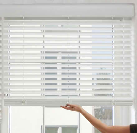 Photo of free Venetian blind pale almost white W173cm,H160cm, slats 5cm (Manor Park S2) #1