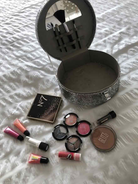 Photo of free Makeup and sparkly case (Hempstead) #1