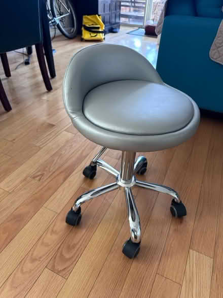 Photo of free Mini bar stool (for kid's room) (Pentagon City) #1