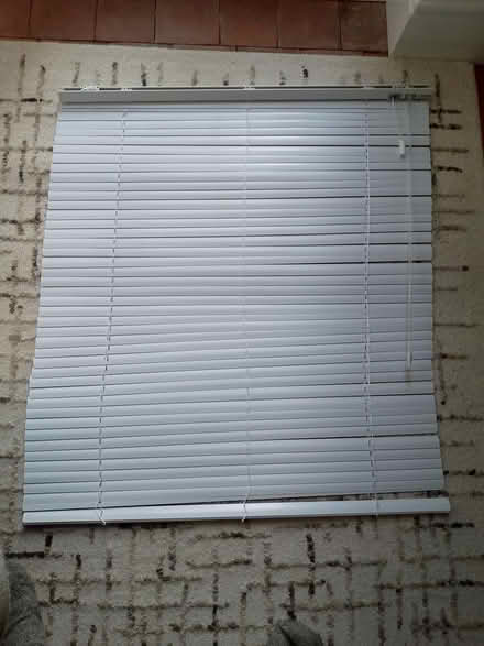 Photo of free Venetian blind, white (Ludlow SY8) #1