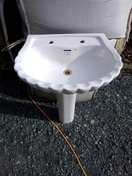 Photo of free Hand Basin, white (Ludlow SY8) #2