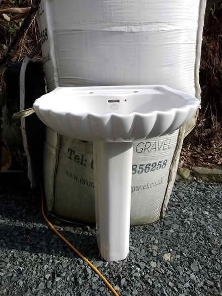 Photo of free Hand Basin, white (Ludlow SY8) #1