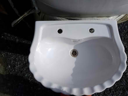 Photo of free Hand Basin, white (Ludlow SY8) #3