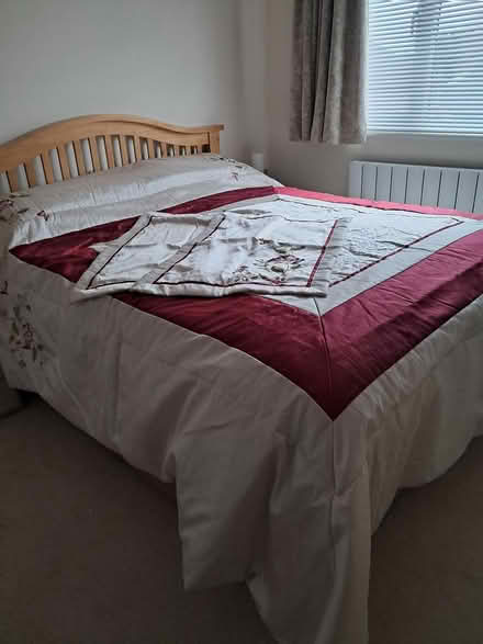 Photo of free King size bedspead and pillow shams (Hadleigh/Benfleet) #1