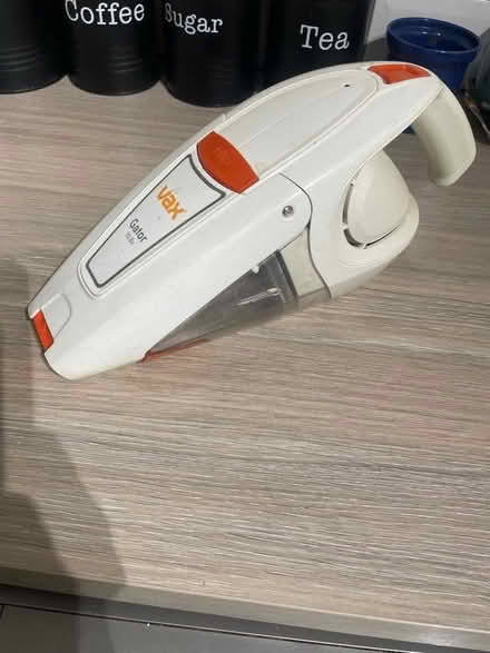 Photo of free Vax hand held hoover with charger (Surbiton KT6) #1