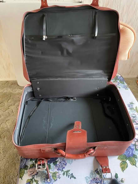 Photo of free Soft medium/large Suitcase (Six Ways AL8) #2